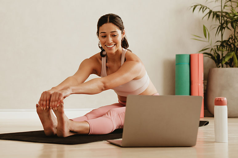 Mulher praticando ioga em curso online